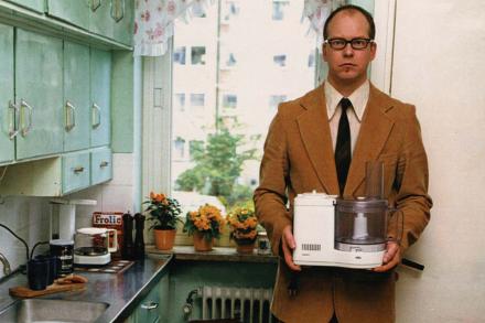 MUSIC FOR ONE APARTMENT AND SIX DRUMMERS / MUSIK FÜR EINE WOHNUNG UND SECHS TROMMLER